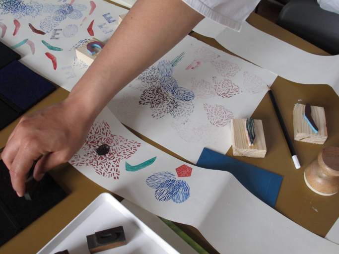 Atelier bandeau "Alors Raconte" à la MAF (maison d’arrêt des femmes) album jeunesse avec bandeau personnalisé dans le cadre du projet "Alors Raconte" mené par D'ici à Là