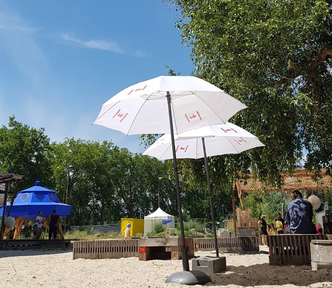 Soleil, plage, parasols pour livres en herbe