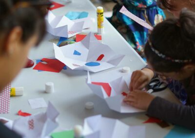 Du pliage, des collages, des couleurs dans la Fabrique à livres.