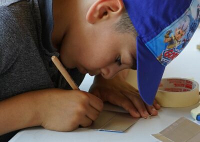 Enfant en train de graver.