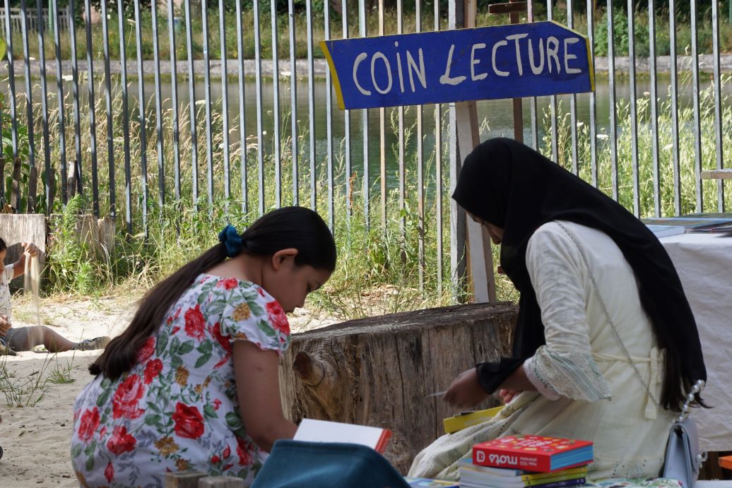 Mère et fille dans le coin lecture